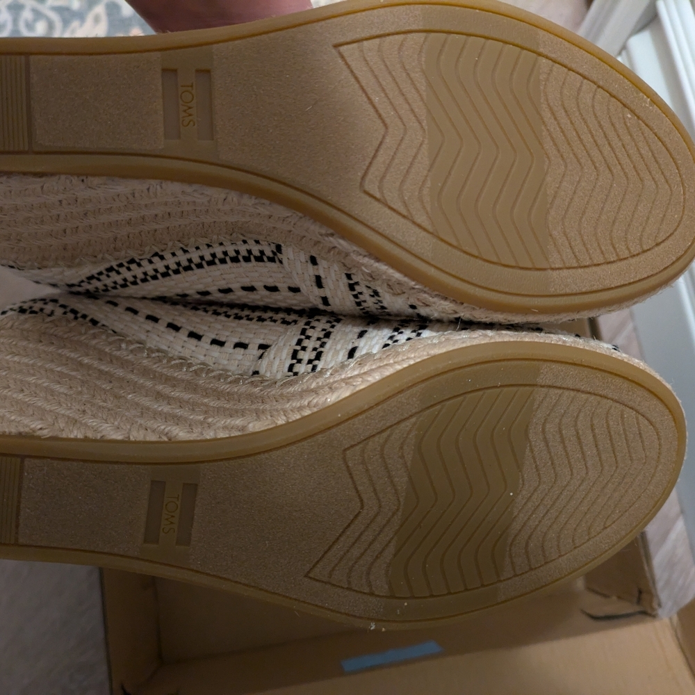 PREACIOUS BRAND NEW TOM'S CREAM AND BLACK MICHELLE ESPADRILLES IN A, 7 1/2 W - Picture 5 of 6
